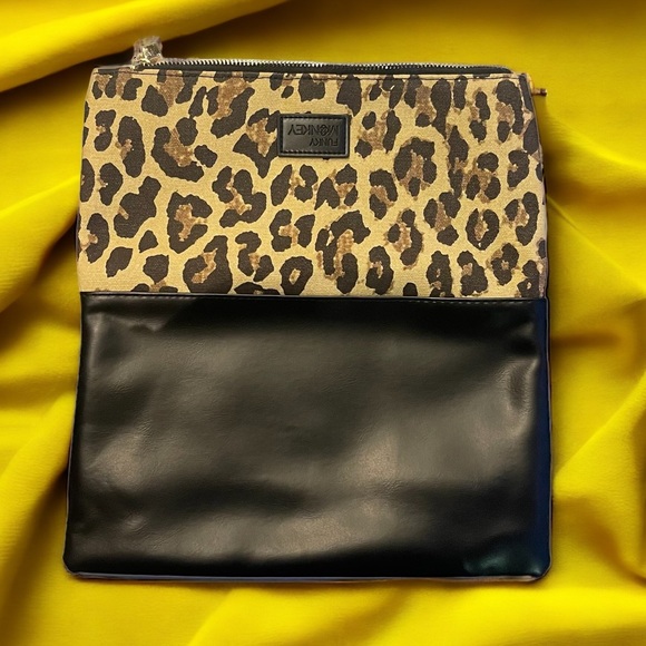 Gorgeous Clutch With Versatility Leopard Print Baggu - Picture 3 of 8